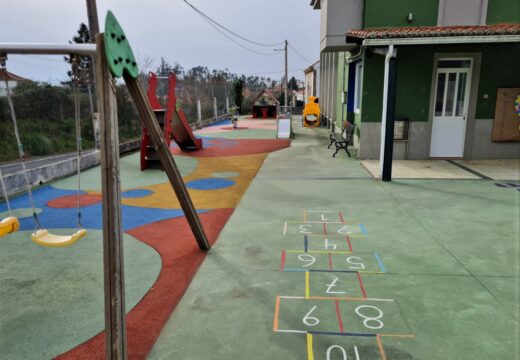 Instalado novo mobiliario infantil no patio de xogos das escolas da Granxa e do Vilariño